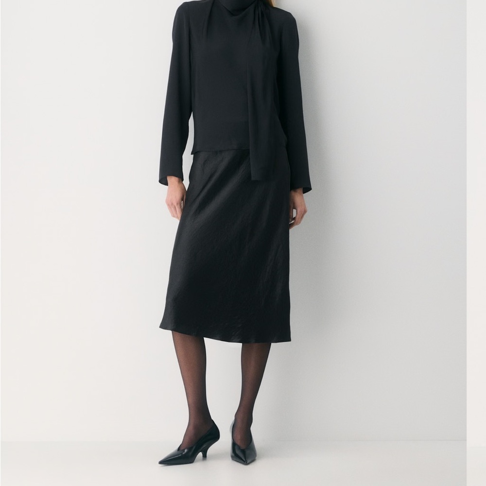 Aritzia Classic Black Midi Skirt